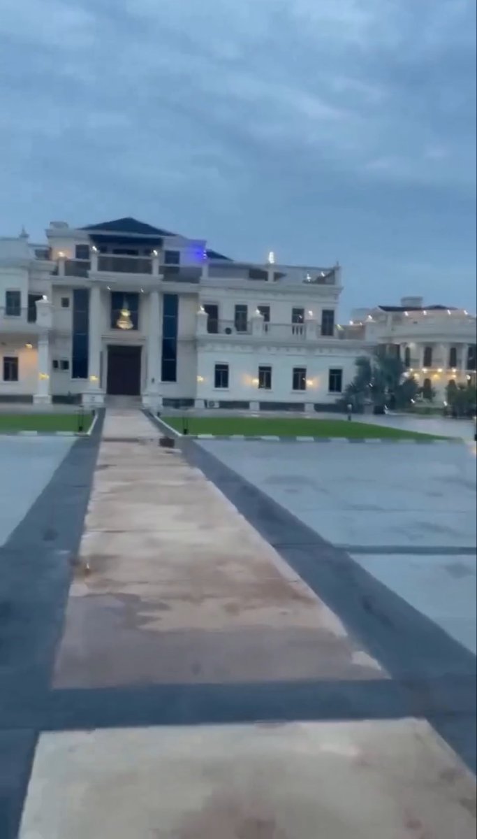 dammiedammie35's tweet photo. “This mansion belongs to a serving senator in Nigeria...The house is big and nicer than even the Government house 🥶🏠”

Isaac Fayose reveals…. Bruhh see money🧎🏻‍♂️‍➡️ https://t.co/adNa4ZjGj0