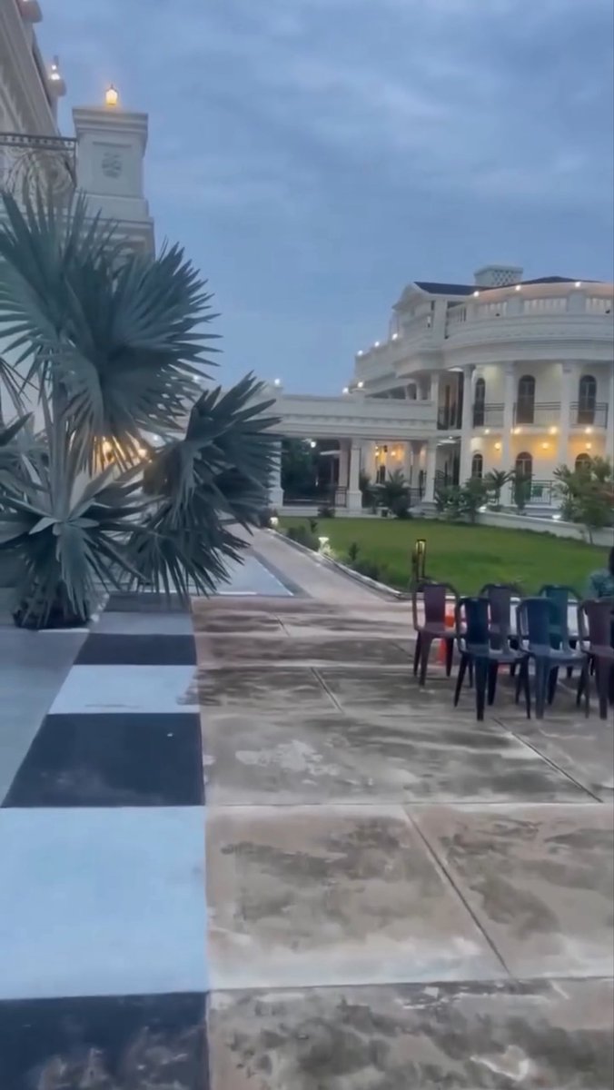 dammiedammie35's tweet photo. “This mansion belongs to a serving senator in Nigeria...The house is big and nicer than even the Government house 🥶🏠”

Isaac Fayose reveals…. Bruhh see money🧎🏻‍♂️‍➡️ https://t.co/adNa4ZjGj0