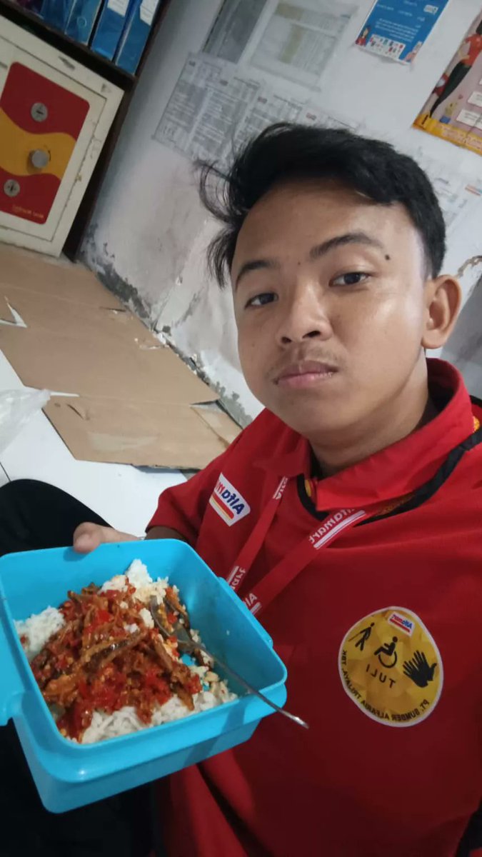 suarawargatxt's tweet photo. karena telah membuka kesempatan kerja untuk orang seperti adikku, tuna rungu🙏🏻🥰adikku udah kerja dan gaperta (gajian pertama) mau mengucapkan terima kasih banyak kepada@alfamart

cc : sutarmannisa https://t.co/OnlgFwZCZv