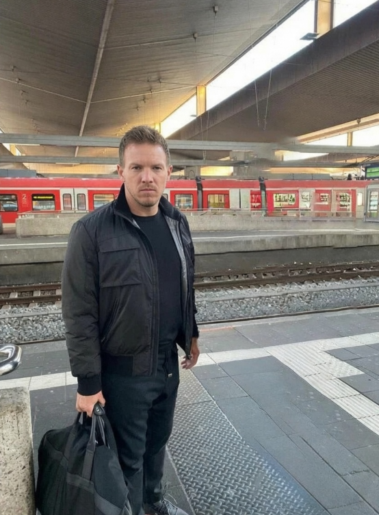 sech28's tweet photo. Krass, wen man so alles trifft am Bahnhof. https://t.co/jgYW582z9u