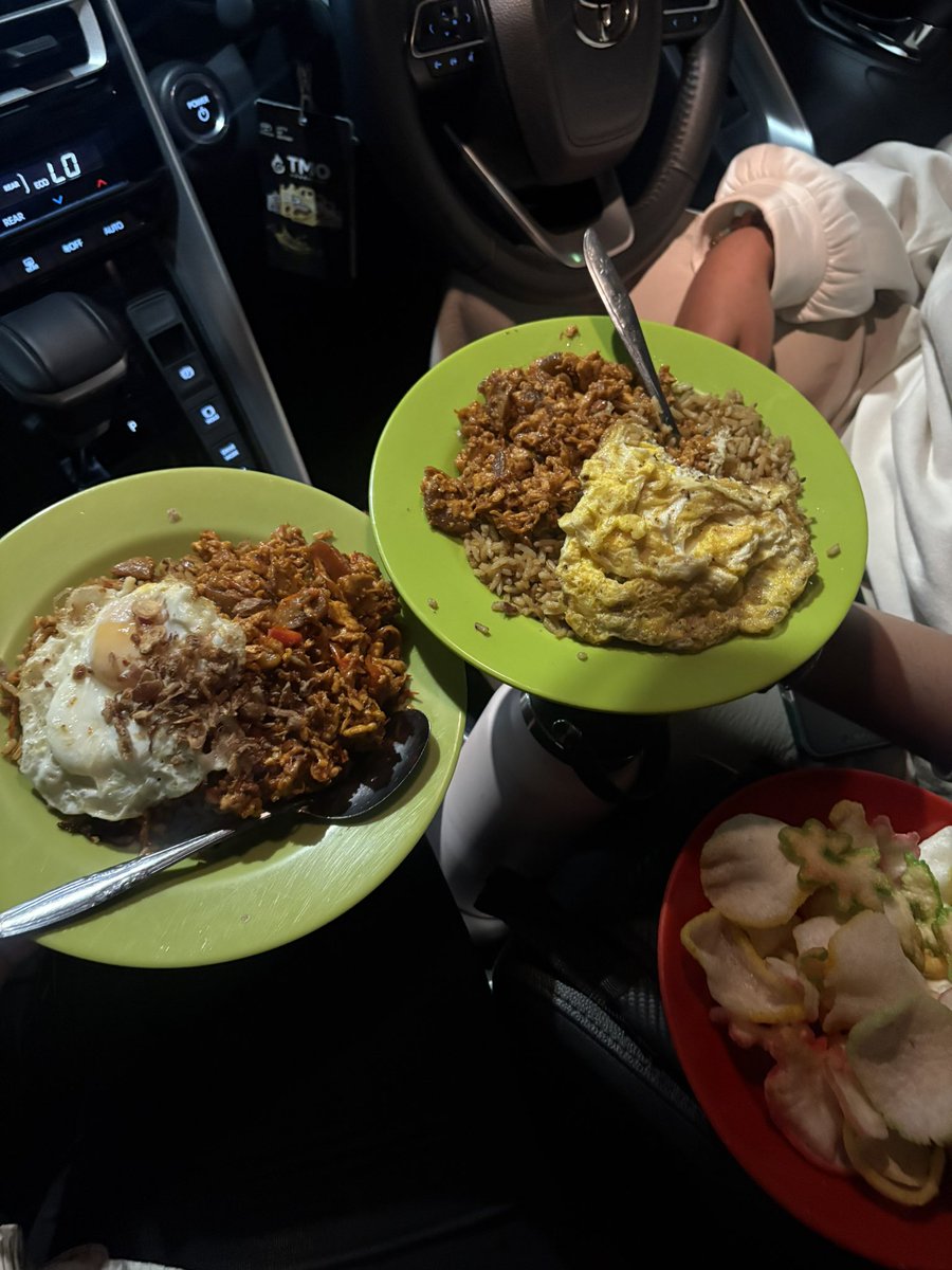 faniasuganda's tweet photo. ayo tebak nasi goreng gila mana https://t.co/nhQfpxveM7
