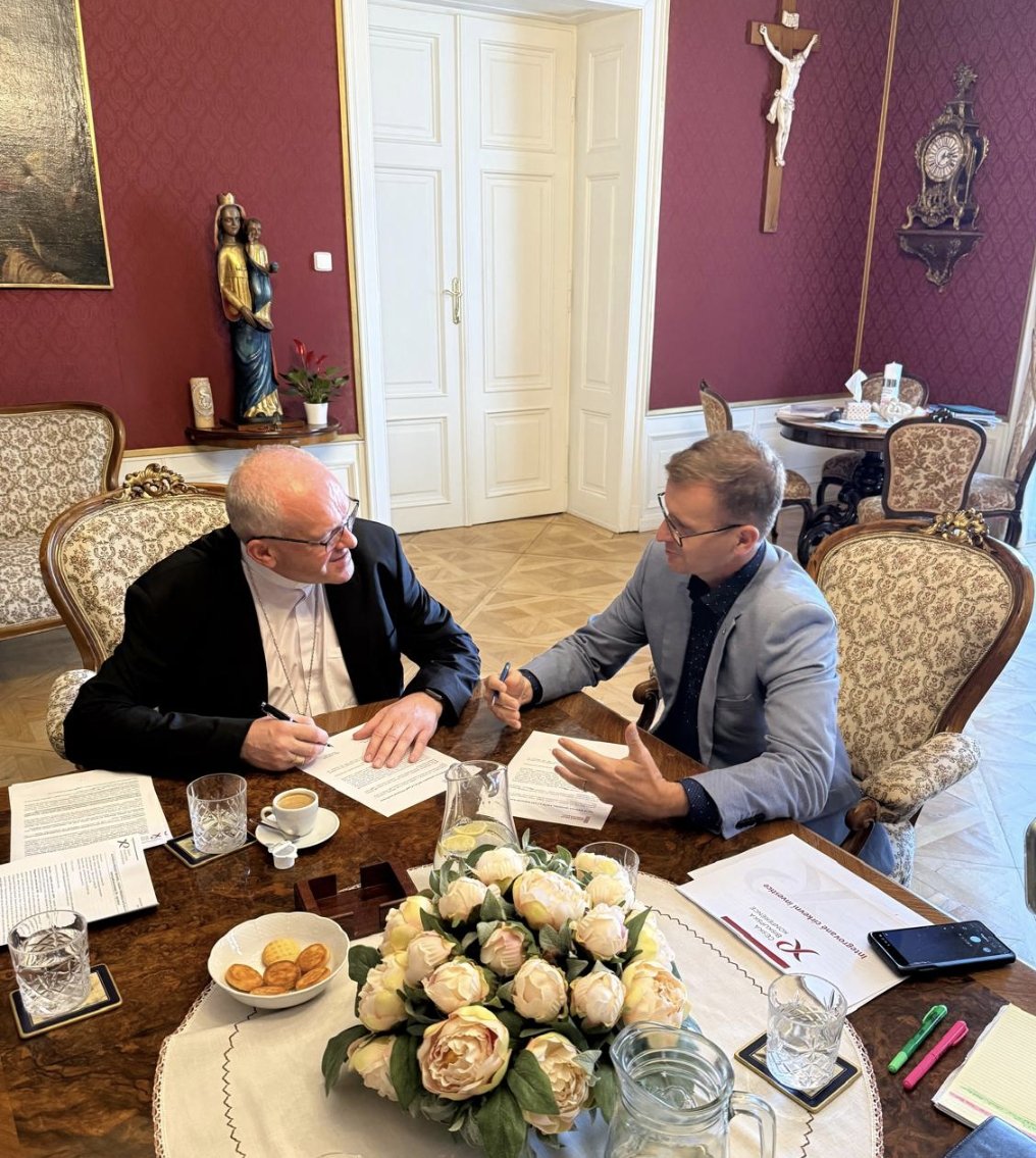 HolisRadim's tweet photo. 💥Dohoda podepsaná.🤝
Asociace krajů ČR a Česká biskupská konference se připravují na programové období 2028+. Cíl je jasný,  můžeme v území lépe efektivně fungovat a spouštíme dialog nad postupem a projekty, které v území můžeme dělat společně nebo ve vzájemném respektu. 🤝 https://t.co/bgtnSKupDC
