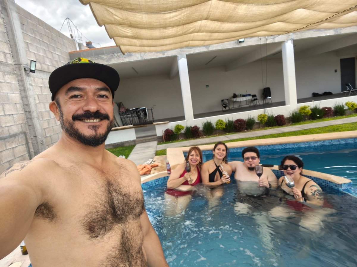 lunaazult's tweet photo. Pues don @lobizimo sigue terco a seguir robandonos el oxígeno otro año más...te quiero mucho viejo inmundo, brindo por tu mala salud y por seguir compartiendo mucho tiempo más!! 🥳🥳🥳🍷🍷🍾🍾 https://t.co/eGvoZ1teVn