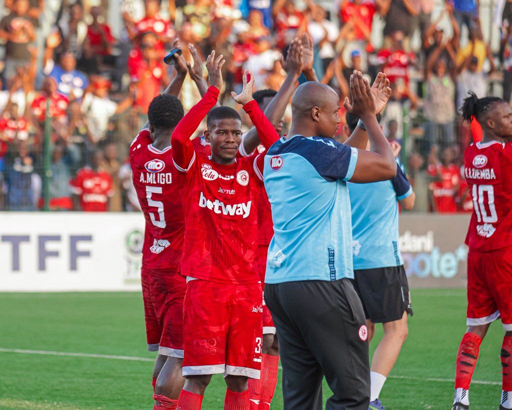 SimbaSCTanzania's tweet photo. Kwa Wanasimba wote, ASANTENI SANA 🙌

Ligi Kuu tumemaliza, lakini bado tuna nafasi ya kukamilisha msimu wa 2025/26 tukiwa na ubingwa. Malengo, nguvu, dua na kila tunachoweza kufanya ni katika mchezo wa Jumamosi wa fainali ya Kombe la Shirikisho. Kila mmoja akae mguu sawa kwa mchezo huu mkubwa na muhimu kwetu. #NGUVUMOJA