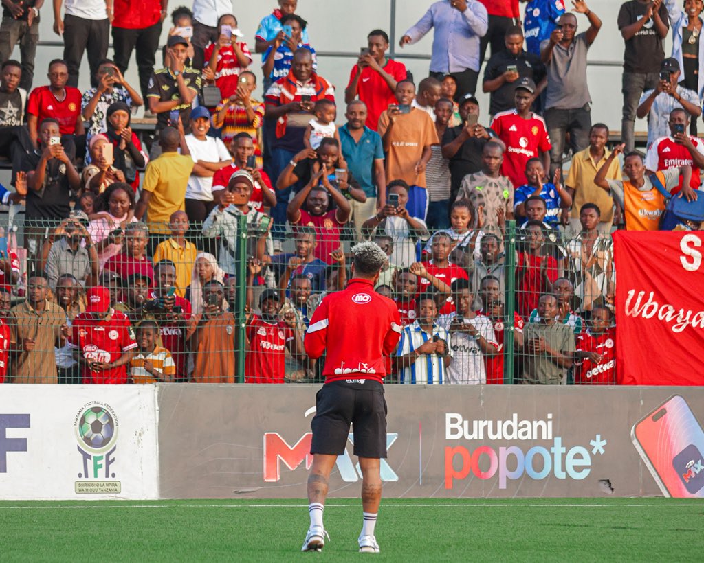 SimbaSCTanzania's tweet photo. Kwa Wanasimba wote, ASANTENI SANA 🙌

Ligi Kuu tumemaliza, lakini bado tuna nafasi ya kukamilisha msimu wa 2025/26 tukiwa na ubingwa. Malengo, nguvu, dua na kila tunachoweza kufanya ni katika mchezo wa Jumamosi wa fainali ya Kombe la Shirikisho. Kila mmoja akae mguu sawa kwa mchezo huu mkubwa na muhimu kwetu. #NGUVUMOJA