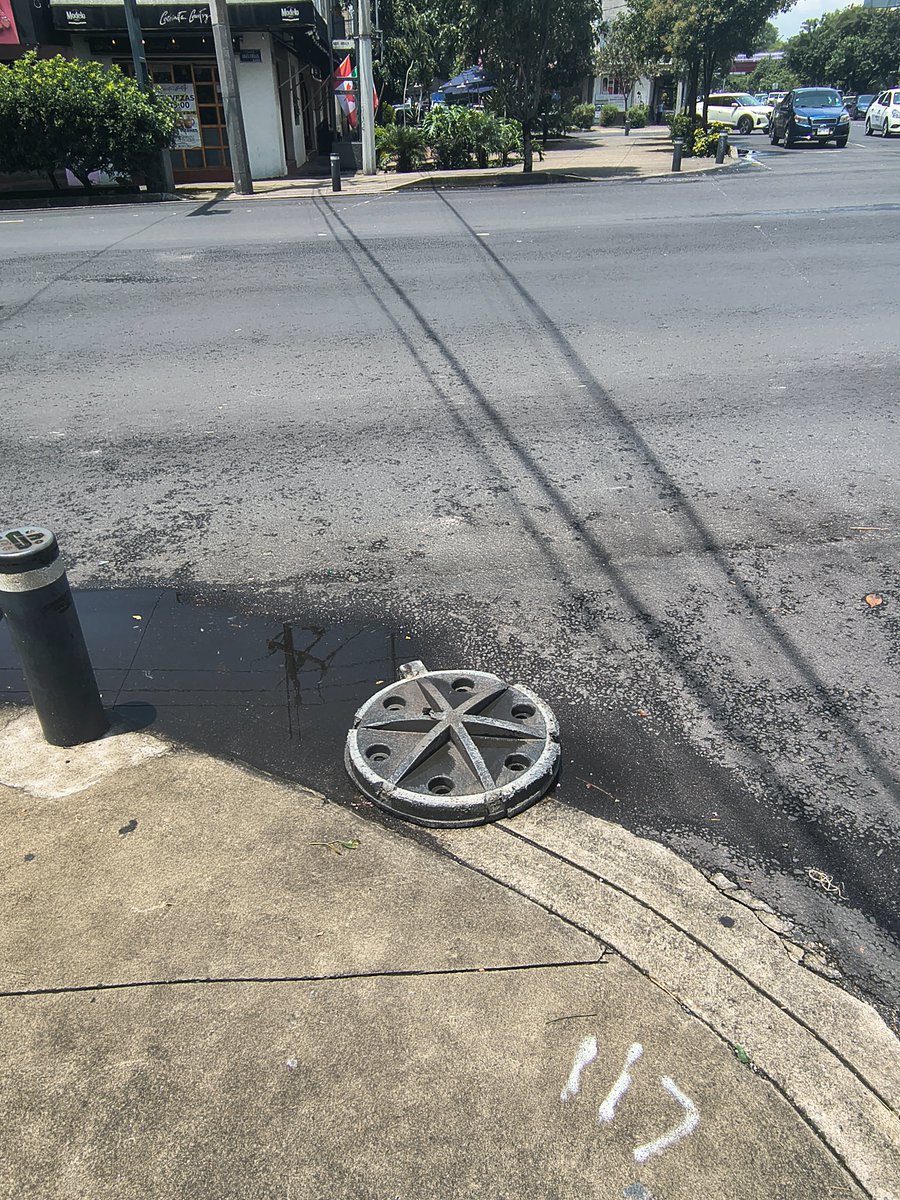 CUERVOSROCKTRIO's tweet photo. @LuisMendozaBJ de la esquina de Ángel urrazo y Avenida universidad quisieron robarse una alcantarilla y la dejaron aventada en la esquina el hueco es un peligro para los coches que pasan https://t.co/uIpTFQOcAr