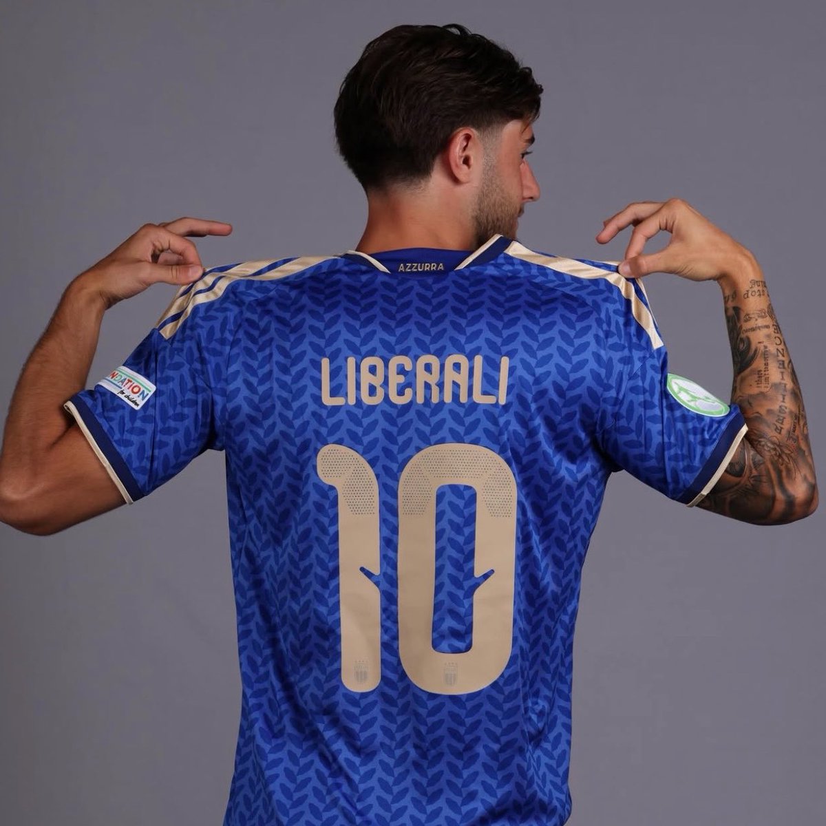 FabrizioRomano's tweet photo. 🚨🔵⚪️ Como are closing in on deal to sign Mattia Liberali from Catanzaro on €6m fee triggering the release clause.

AC Milan to receive €3m fee if all goes to plan.

Agreement done on salary, final details yet to be sorted this week. 🇮🇹 https://t.co/i9He4lzOcU