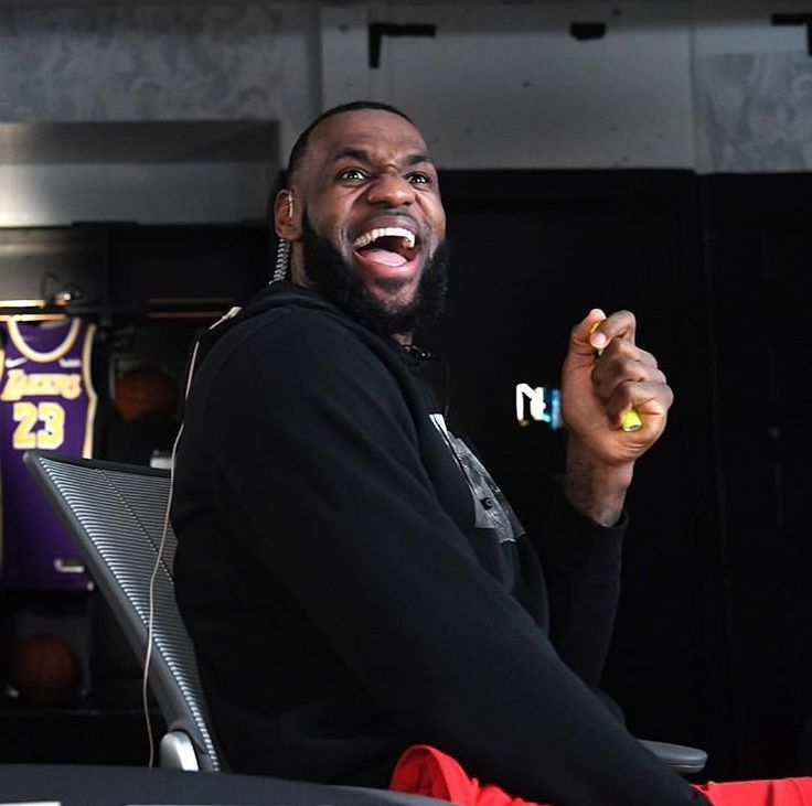 NBALAKERSBLOG's tweet photo. A los fans de LeBron: gracias por hacernos parte de su locura estos 8 años y elegirnos como su casa este tiempo. Sabemos que muchos se quedan, pero otros seguramente se van. No siempre coincidimos, pero lo importante es que compartimos esta etapa en las buenas y en las malas. Gracias de verdad 💜💛👑