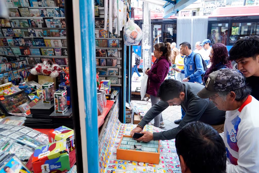 skibbidisigma11's tweet photo. gente normal llenado su album del mundial // mexicanos llenado su album https://t.co/fJlfeDSkYu