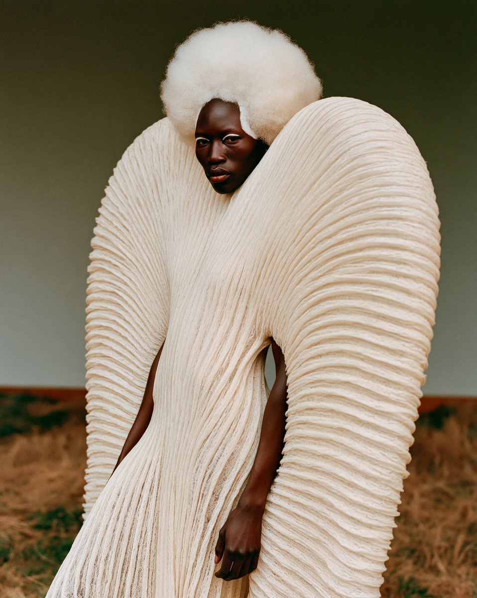 jov_boris's tweet photo. If Zaha Hadid designed was a fashion designer https://t.co/dcWNjGt571