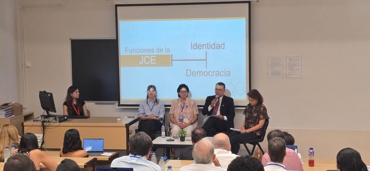 juntacentral's tweet photo. Como parte del Programa Internacional de Fortalecimiento de Capacidades en Gestión Electoral: Innovación, Integridad y Resiliencia Democrática, que se celebra en España, el presidente de la #JCE, Román Jáquez Liranzo (@RomnJquez), participó este martes con una exposición en la que presentó los principales avances del proyecto de la Nueva Cédula de Identidad y Electoral de la República Dominicana.

Durante su intervención, el presidente explicó las características del nuevo documento de identidad, destacando sus elementos de seguridad física y digital, diseñados para fortalecer la protección de la identidad de los ciudadanos y ciudadanas, prevenir la suplantación y garantizar un documento más seguro, confiable y acorde con los estándares internacionales.
