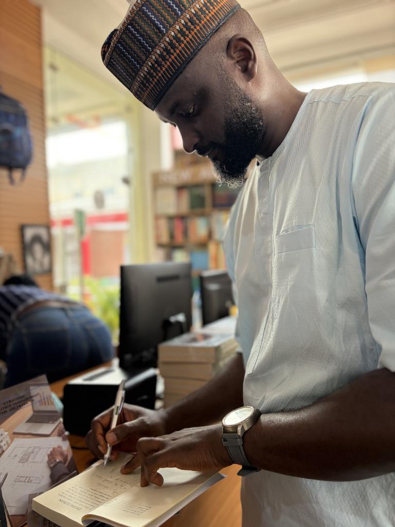 AmazingSly's tweet photo. #BookSigning
#LiteraryMosaic
#StrategicFacilitiesManagement https://t.co/as4OlRqHm5