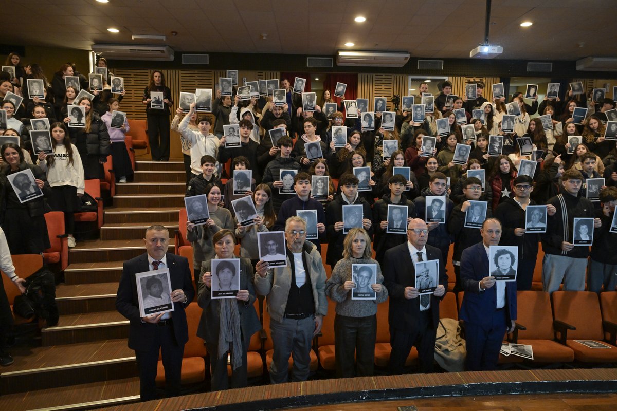 InfoAMIA's tweet photo. Como cada año, en las semanas previas al aniversario del atentado terrorista contra nuestra institución, se organizaron las Clases Abiertas, dirigidas a estudiantes de nivel secundario de distintas escuelas. Son espacios de vital importancia para la transmisión de valores relacionados con el ejercicio de la memoria y el reclamo de justica, en un marco pedagógico diseñado para las nuevas generaciones. Agradecemos especialmente a la ministra de Educación de la Ciudad de Buenos Aires, Mercedes Miguel, y la directora de la Dirección General de Educación de Gestión Privada de la Ciudad de Buenos Aires, Nora Lima, por el apoyo y el acompañamiento.