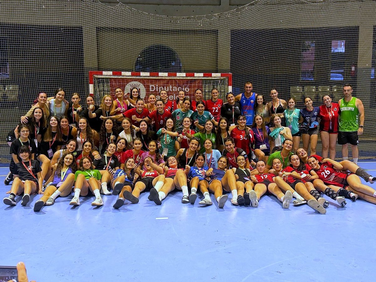 CbmZuazo's tweet photo. 🏆 @GranollersCup 2026
🤾‍♀️ Excelente balance de la representación zuazotarra 🔴⚫️ en tierras catalanas! Una experiencia inolvidable que han podido disfrutar nuestras pequeñas #GuerrerasZuazotarras tanto en lo deportivo como en lo social! 👏👏👏
#EskubaloiaBizkaia
#ZuazoGara https://t.co/3Z6WQGJZU7