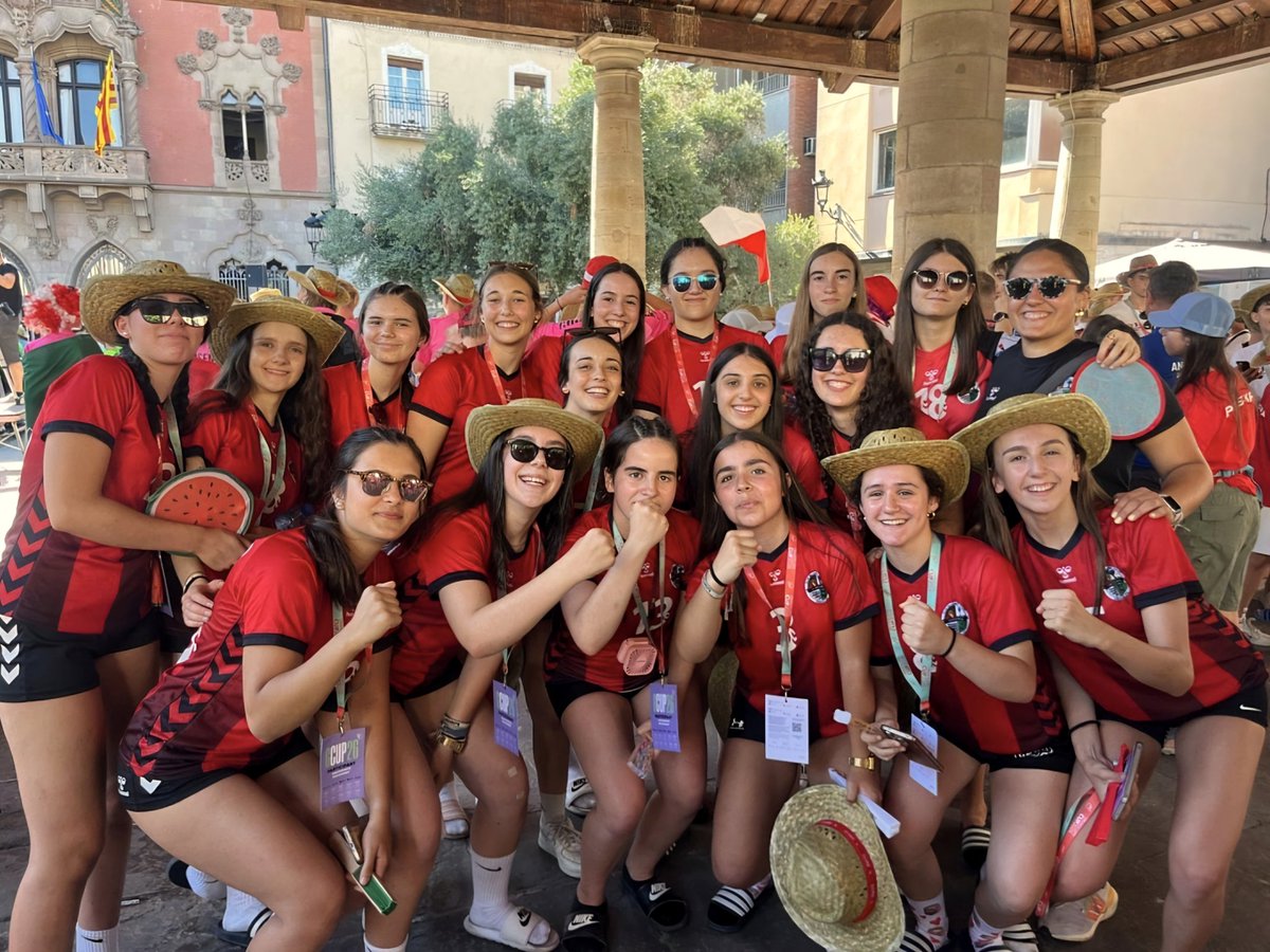 CbmZuazo's tweet photo. 🏆 @GranollersCup 2026
🤾‍♀️ Excelente balance de la representación zuazotarra 🔴⚫️ en tierras catalanas! Una experiencia inolvidable que han podido disfrutar nuestras pequeñas #GuerrerasZuazotarras tanto en lo deportivo como en lo social! 👏👏👏
#EskubaloiaBizkaia
#ZuazoGara https://t.co/3Z6WQGJZU7