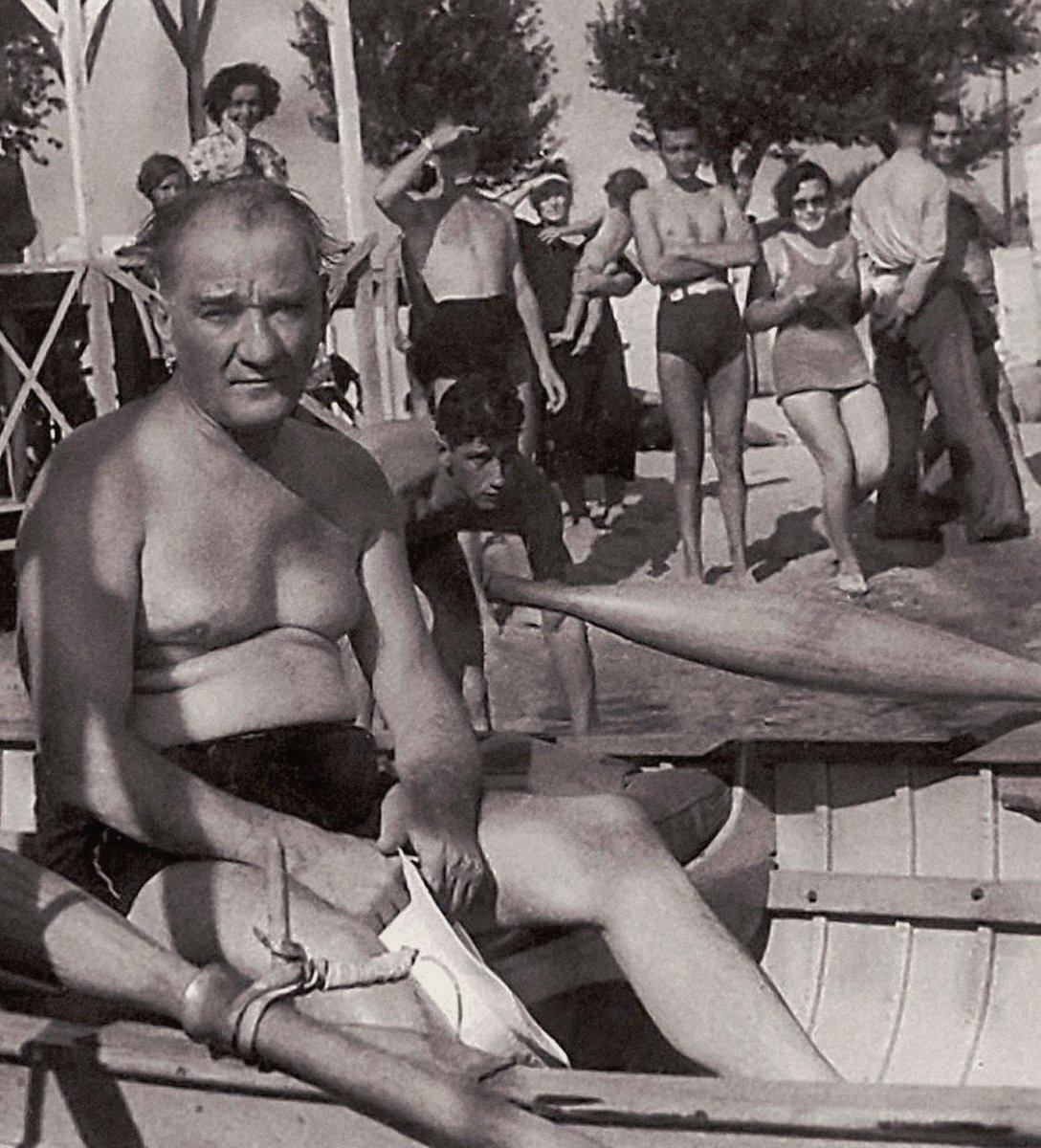 onur_1283's tweet photo. Halk adamı Atatürk, Florya halk plajında. (1936) https://t.co/4UukTC0j7C