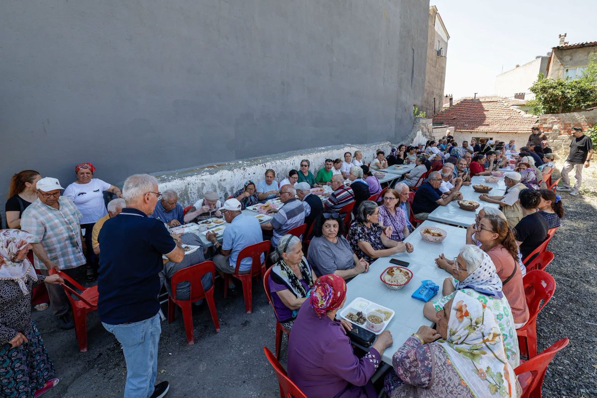 BucaChp's tweet photo. Mehtap Cemevi ve Buca Kuruçeşme Cemevi’nde Hak sofrasında canlarla Cem olduk. Hak, tutulan oruçları Peygamber Efendimiz Muhammed Mustafa’nın torunu Hüseyin aşkına çekilen yası kabul eylesin... https://t.co/NxllhfaOLt