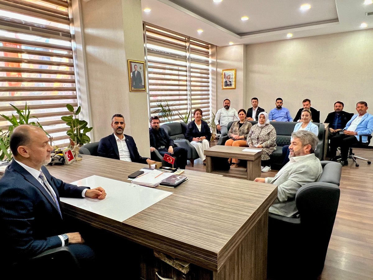 akyenimahalle06's tweet photo. Haftalık Olağan Yürütme Kurulu Toplantımız, İlçe Başkanımız @ekremyuce06 başkanlığında gerçekleştirildi.

@akpartiankara
@hakanhanozcan https://t.co/nKSXibE2Sx