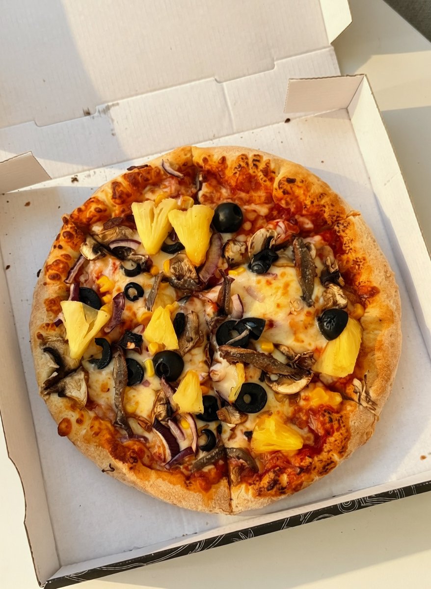 LottiesxWorld's tweet photo. 🍕 10/10 pizza combo 🍕 

Olives 🫒 
Anchovies 🐟 
Pineapple 🍍 
Mushrooms 🍄 https://t.co/tfqj5RPWgB