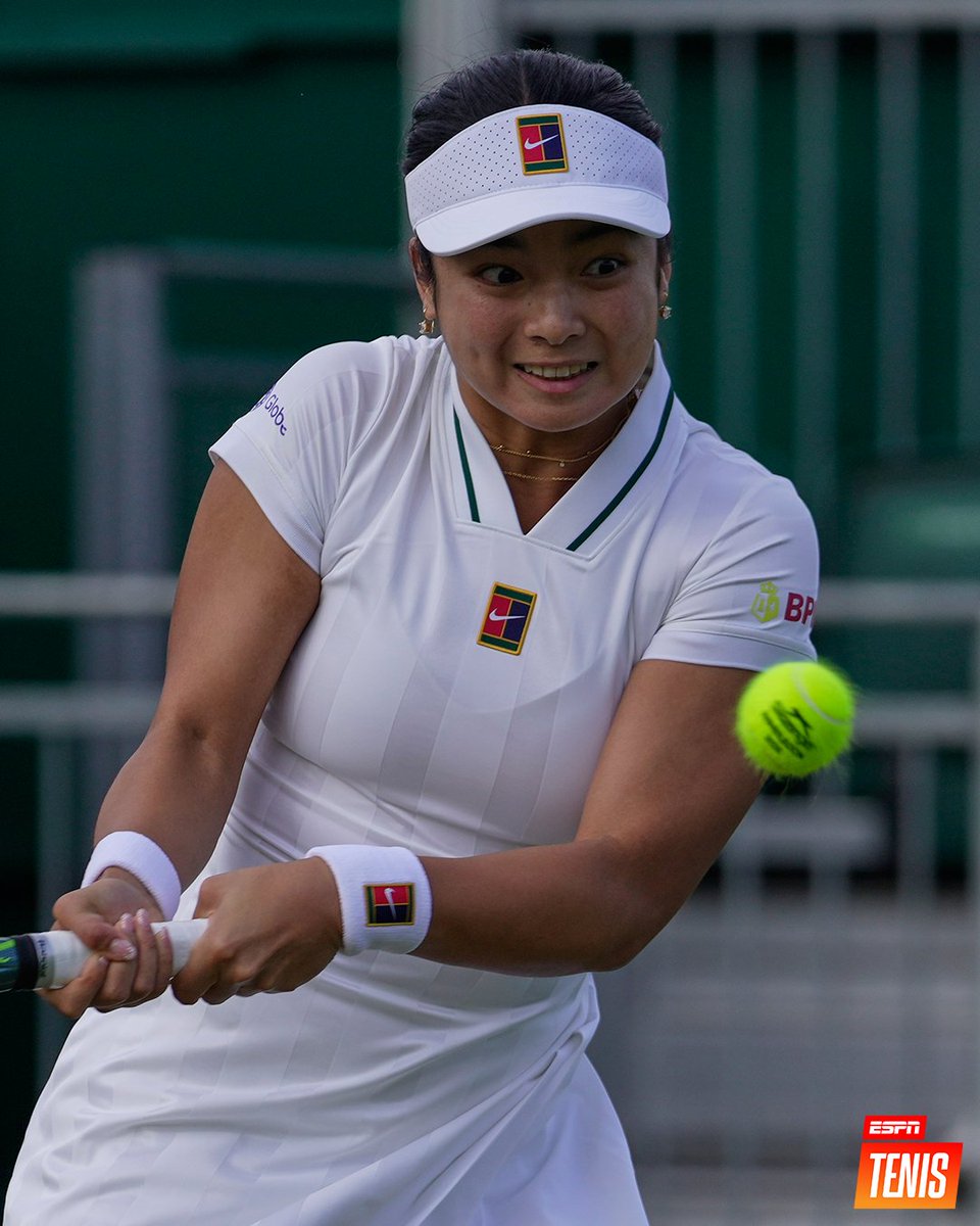 ESPNtenis's tweet photo. ❌ NO HAY MÁS #WIMBLEDON PARA RENATA. 🌿

Zarazúa se topó con una Alexandra Eala inspirada y no pudo hacerle frente: cayó con un 6-1 y 6-2 en la primera ronda.

🔜 Por su parte, la filipina esperará por Serena Williams o Joint en la segunda ronda. https://t.co/jZGM4IDFFb