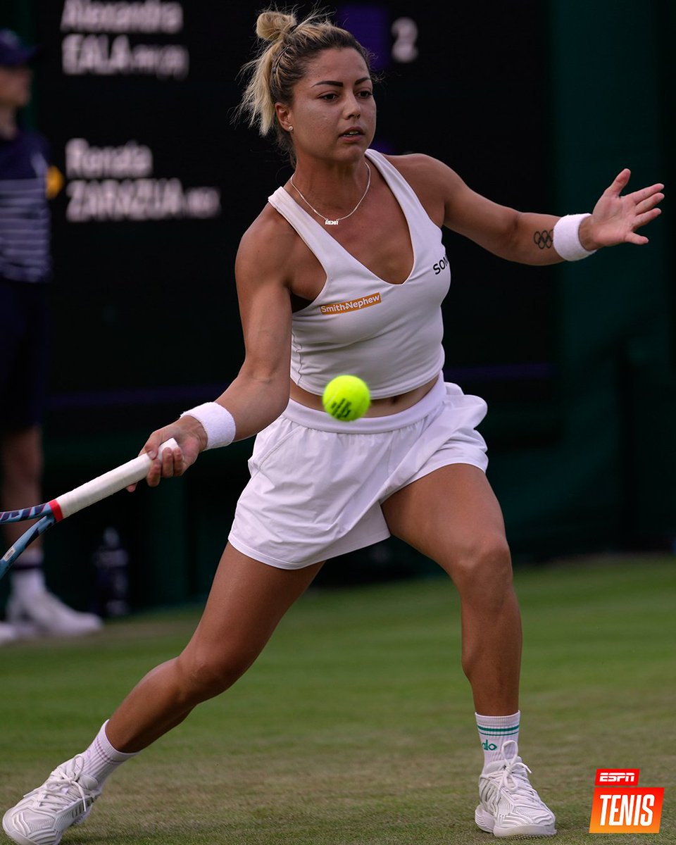 ESPNtenis's tweet photo. ❌ NO HAY MÁS #WIMBLEDON PARA RENATA. 🌿

Zarazúa se topó con una Alexandra Eala inspirada y no pudo hacerle frente: cayó con un 6-1 y 6-2 en la primera ronda.

🔜 Por su parte, la filipina esperará por Serena Williams o Joint en la segunda ronda. https://t.co/jZGM4IDFFb