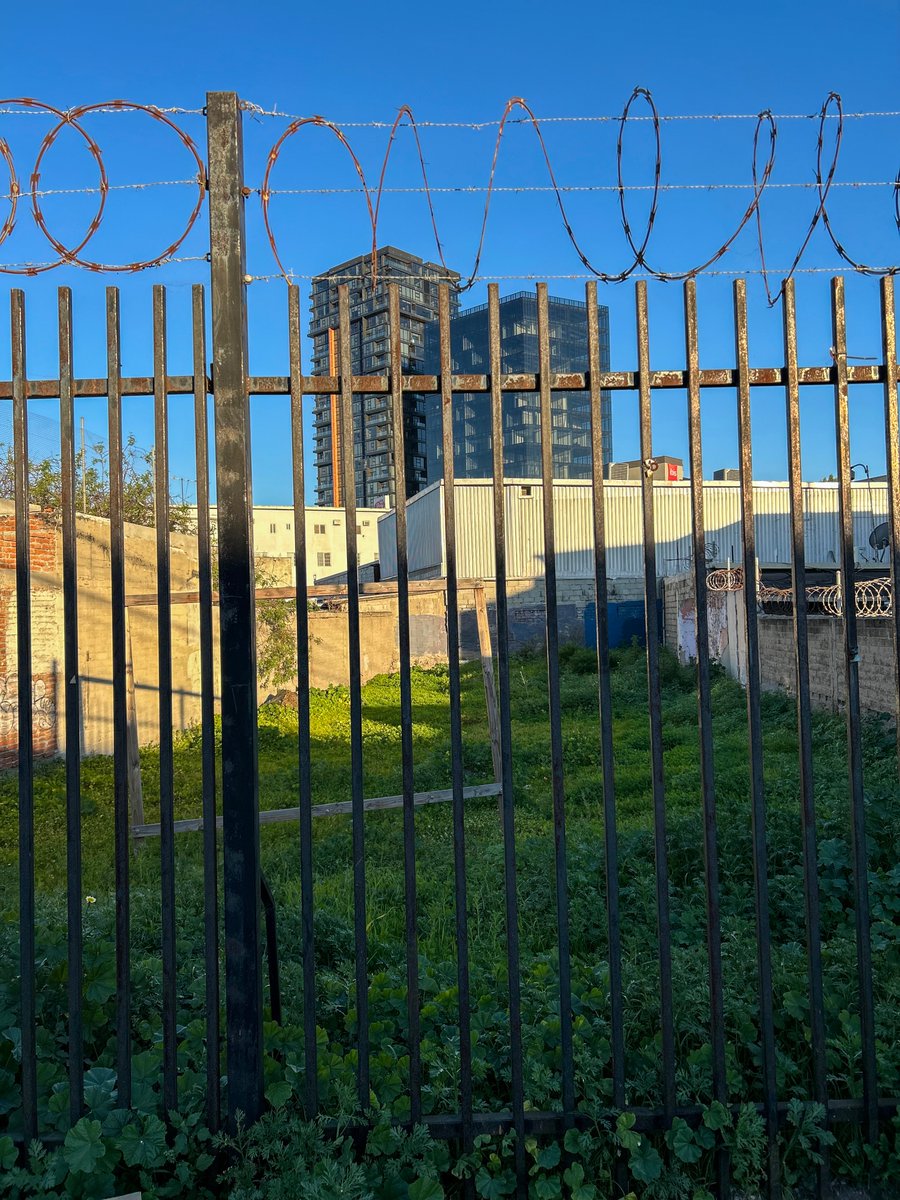 thedividingline's tweet photo. #Fence.
#Tijuana #UrbanPhotography #StreetPhotography #Downtown #Alley #Buildings #BarbWire. https://t.co/sdEl4atyc2
