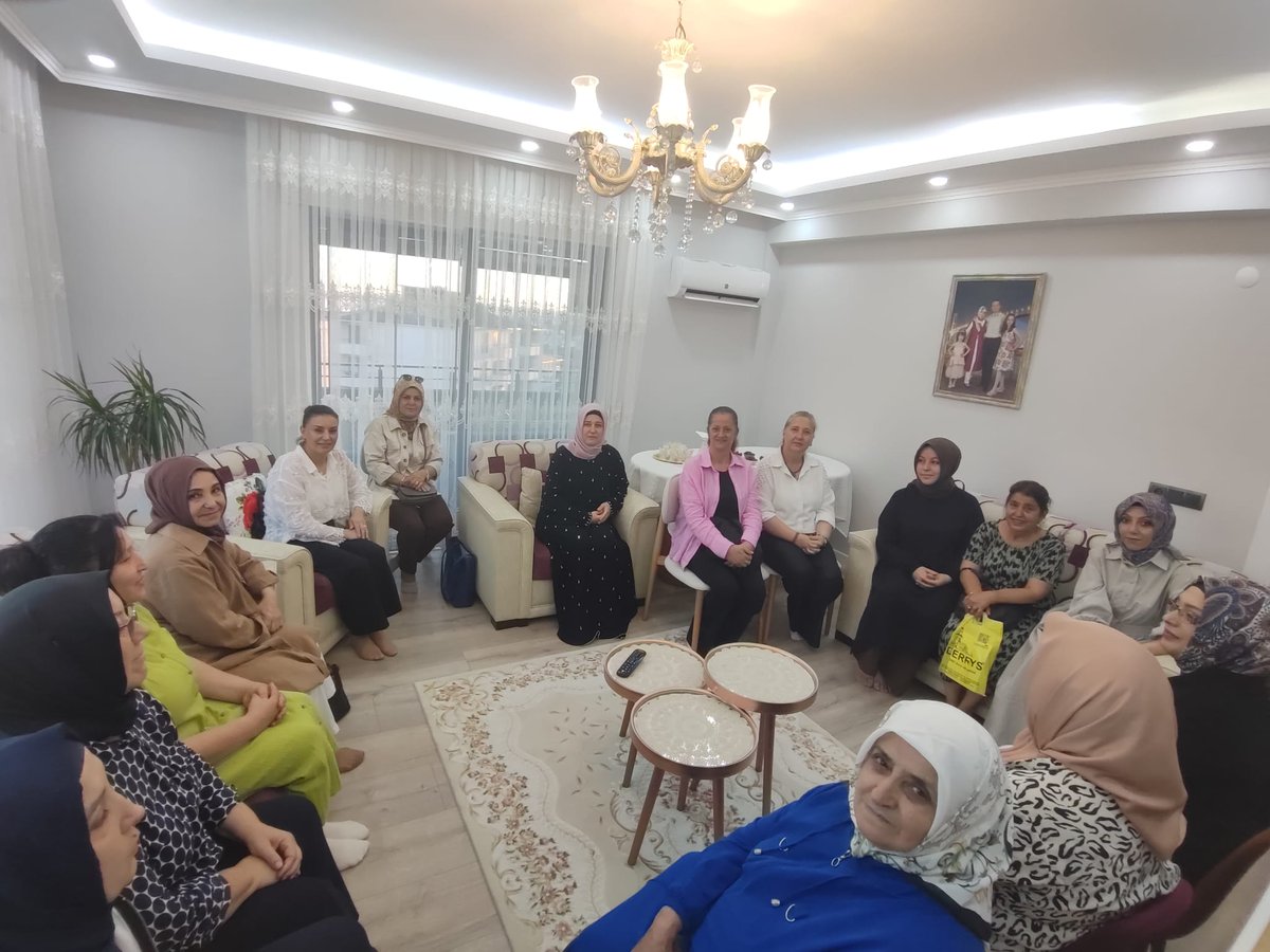 akkadintekirdag's tweet photo. 🌸 İl Kadın Kolları Başkanımız Sayın Yeliz Ergin, İl Kadın Kolları Başkan Yardımcılarımız ile birlikte, hac ibadetini tamamlayan Yönetim Kurulu Üyemiz Sayın Esra Gülseren Özgül'ü ziyaret ettiler.

Rabbim hac ibadetini kabul, ziyaretlerini makbul eylesin. 🤲🌿 https://t.co/cCqlVhDifW