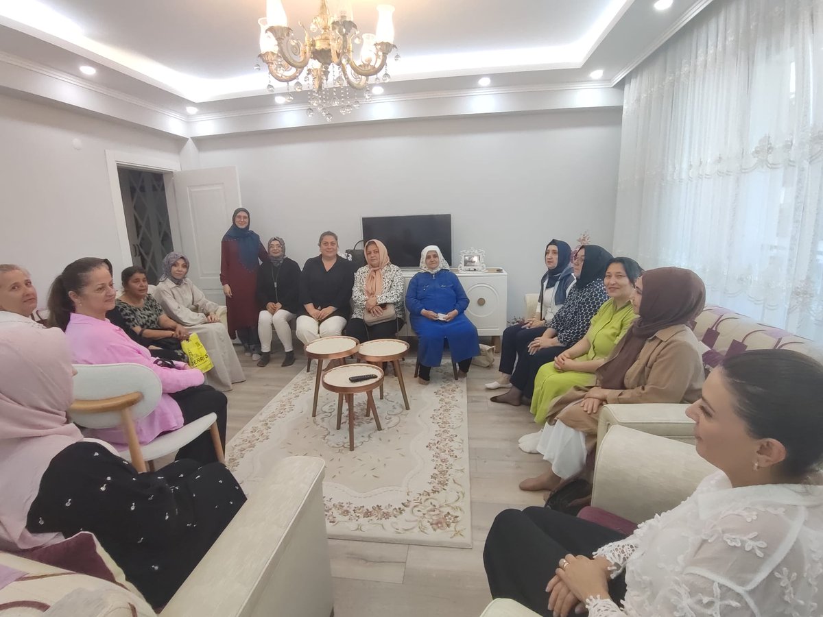 akkadintekirdag's tweet photo. 🌸 İl Kadın Kolları Başkanımız Sayın Yeliz Ergin, İl Kadın Kolları Başkan Yardımcılarımız ile birlikte, hac ibadetini tamamlayan Yönetim Kurulu Üyemiz Sayın Esra Gülseren Özgül'ü ziyaret ettiler.

Rabbim hac ibadetini kabul, ziyaretlerini makbul eylesin. 🤲🌿 https://t.co/cCqlVhDifW