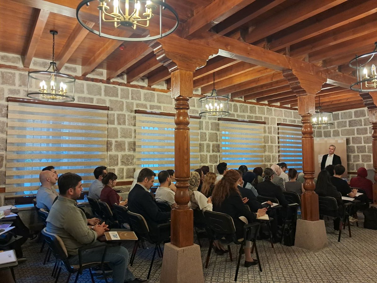 tavakfi's tweet photo. 📚 Türkiye Araştırmaları Vakfı Ankara Yaz Seminerleri, Prof. Dr. Hasan Basri Yalçın'ın (@hby34) "Dünya Düzeni ve Türkiye" başlıklı açılış dersiyle başladı. https://t.co/cA4Zn4rqc2