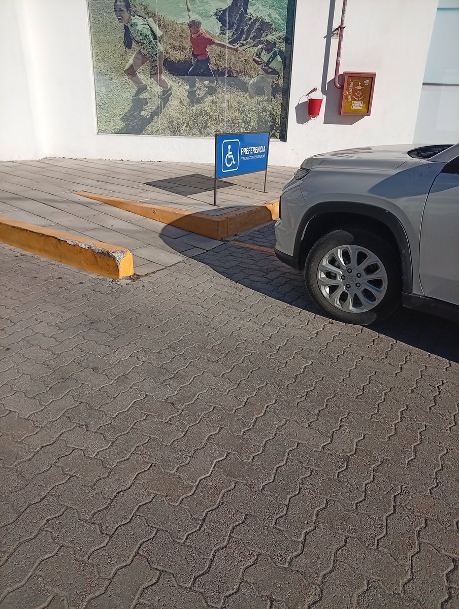 luicawar's tweet photo. Y hay gente que es muy soreta. No le alcanzó con estacionar en el lugar de los minusválidos estando el estacionamiento vacío, sino que además estacionó entre dos lugares. Cero empatía y le chupa un huevo los demás https://t.co/t7ZTaY2id2