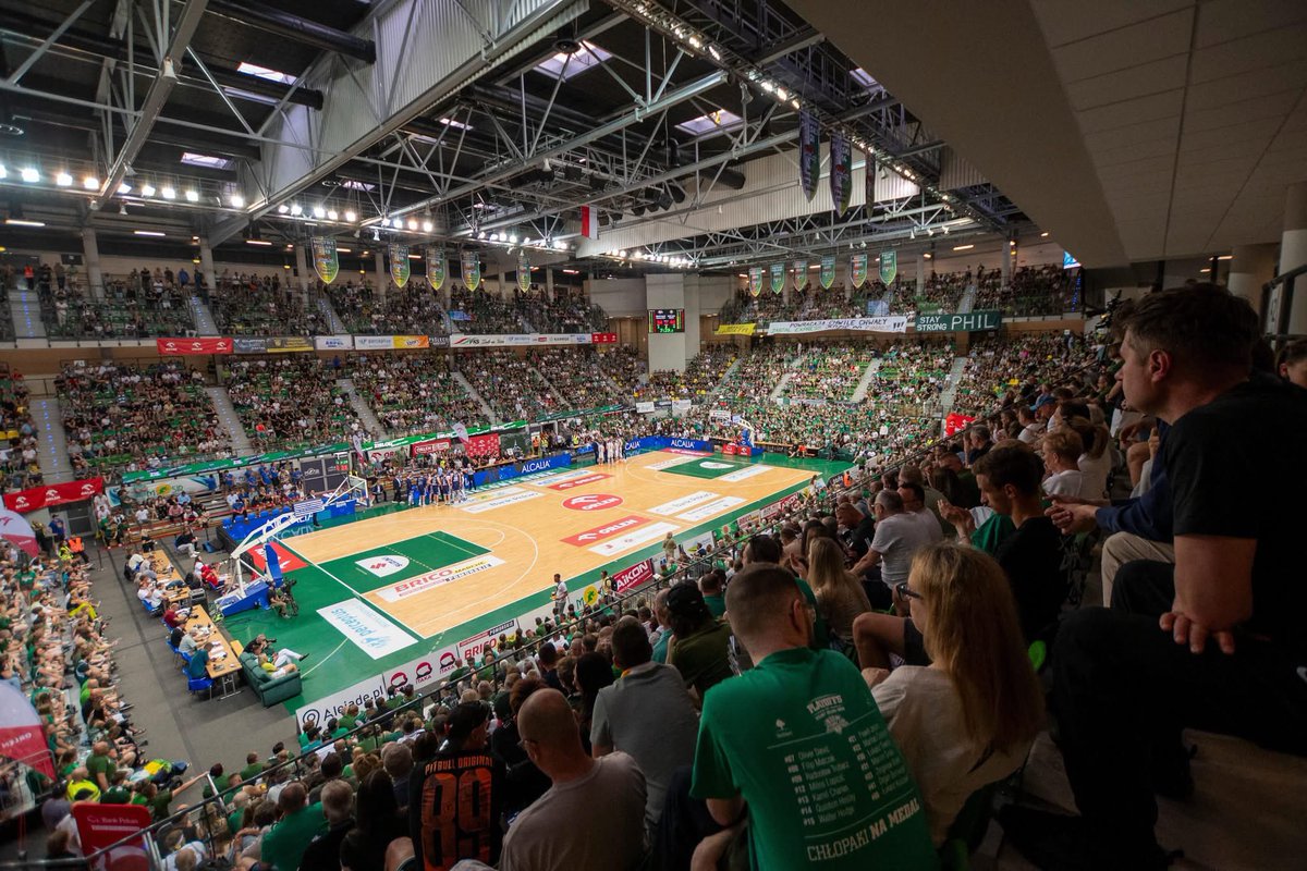 basket_zg's tweet photo. 💚| Najbardziej chcielibyśmy podziękować za ten sezon WAM – wszystkim kibicom, którzy byli z nami w hali CRS, oraz tym, którzy wspierali nas podczas meczów wyjazdowych. Hala CRS zdecydowanie była w poprzednich rozgrywkach (i nie tylko!) dumą całej ligi! 
Atmosfera? Jak ostatni weekend - too hot! 🔥🥵

Teraz czas na kilka liczb dotyczących hali CRS w sezonie 2025/26:

4️⃣0️⃣9️⃣6️⃣ – średnia liczba kibiców w rundzie zasadniczej
4️⃣8️⃣9️⃣1️⃣ – średnia liczba kibiców w fazie play-off
4️⃣4️⃣9️⃣4️⃣ – średnia liczba kibiców w całym sezonie 2025/26

Coś nie do opisania! 💚🥹

Teraz wszyscy zabieramy się do pracy, aby w przyszłym sezonie dać Wam równie wiele powodów do dumy. Bądźcie z nami! ✊

Foto: Tomasz Browarczyk

#plkpl