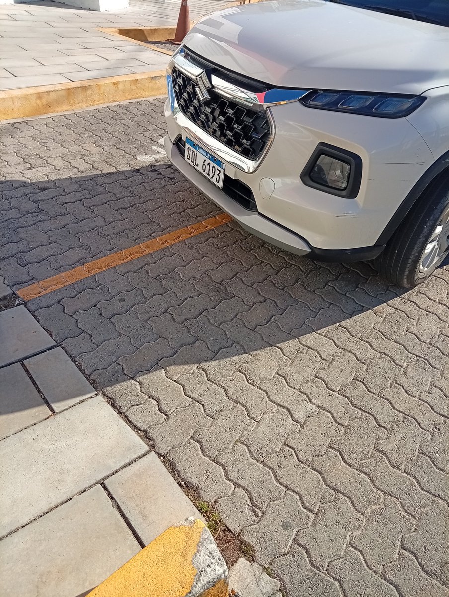 luicawar's tweet photo. Y hay gente que es muy soreta. No le alcanzó con estacionar en el lugar de los minusválidos estando el estacionamiento vacío, sino que además estacionó entre dos lugares. Cero empatía y le chupa un huevo los demás https://t.co/t7ZTaY2id2