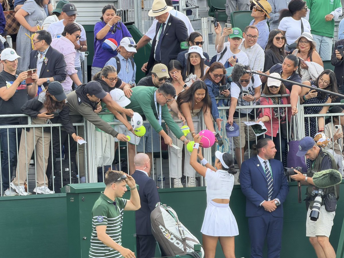 DYANCASTILLEJO's tweet photo. Eala signs autographs after match waves to Pinoys https://t.co/YclwBrETRz