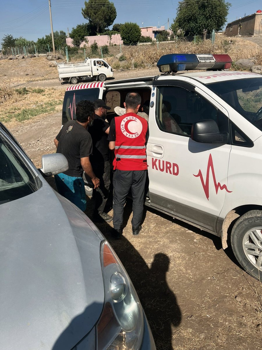 rosestar75's tweet photo. #kurdî
🚑🔥 Tîmên Acîl ên Heyva Sor a Kurd li gel tîmên agirkujiyê bersiva agirên ku li gundên Kasan, Kengilo û Banê Qesrî derketin dan.
Di dema destwerdanê de, tîmên me alîkariya yekem a bijîşkî ji 4 kesan re pêşkêş kirin. Ev alîkarî ji bo rewşên xeniqînê, tengasiya nefesê û birîndarbûnê bû, û hemû nexweş li cihê bûyerê tedawiya pêwîst wergirtin.
#Heyva_Sor_a_Kurd #Bersiva_Acil
..............
#عربي
🚑🔥 إلى جانب فرق الإطفاء، استجابت فرق الطوارئ في الهلال الأحمر الكردي للحرائق التي اندلعت في قرى كاسان وكنكلو وبانه قصري.
وخلال التدخل، قدمت فرقنا الإسعافات الأولية لـ 4 حالات تنوعت بين حالات اختناق، وضيق في التنفس، وإصابة بجروح، مع تقديم الرعاية الطبية اللازمة في الميدان.
#الهلال_الأحمر_الكردي #الاستجابة_الطارئة
..................
#English 
🚑🔥 Alongside the fire brigades, the Kurdish Red Crescent emergency teams responded to the fires that broke out in the villages of Kasan, Kankalu, and Baneh Qasri.

During the intervention, our teams provided first aid to four people suffering from various conditions, including smoke inhalation, shortness of breath, and injuries, and provided necessary medical care on site.

#KurdishRedCrescent #EmergencyResponse