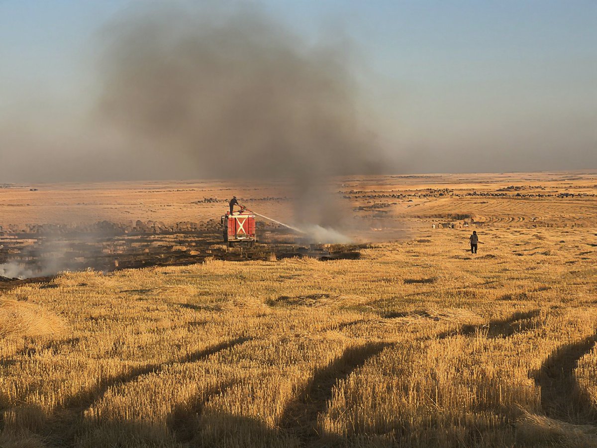 rosestar75's tweet photo. #kurdî
🚑🔥 Tîmên Acîl ên Heyva Sor a Kurd li gel tîmên agirkujiyê bersiva agirên ku li gundên Kasan, Kengilo û Banê Qesrî derketin dan.
Di dema destwerdanê de, tîmên me alîkariya yekem a bijîşkî ji 4 kesan re pêşkêş kirin. Ev alîkarî ji bo rewşên xeniqînê, tengasiya nefesê û birîndarbûnê bû, û hemû nexweş li cihê bûyerê tedawiya pêwîst wergirtin.
#Heyva_Sor_a_Kurd #Bersiva_Acil
..............
#عربي
🚑🔥 إلى جانب فرق الإطفاء، استجابت فرق الطوارئ في الهلال الأحمر الكردي للحرائق التي اندلعت في قرى كاسان وكنكلو وبانه قصري.
وخلال التدخل، قدمت فرقنا الإسعافات الأولية لـ 4 حالات تنوعت بين حالات اختناق، وضيق في التنفس، وإصابة بجروح، مع تقديم الرعاية الطبية اللازمة في الميدان.
#الهلال_الأحمر_الكردي #الاستجابة_الطارئة
..................
#English 
🚑🔥 Alongside the fire brigades, the Kurdish Red Crescent emergency teams responded to the fires that broke out in the villages of Kasan, Kankalu, and Baneh Qasri.

During the intervention, our teams provided first aid to four people suffering from various conditions, including smoke inhalation, shortness of breath, and injuries, and provided necessary medical care on site.

#KurdishRedCrescent #EmergencyResponse