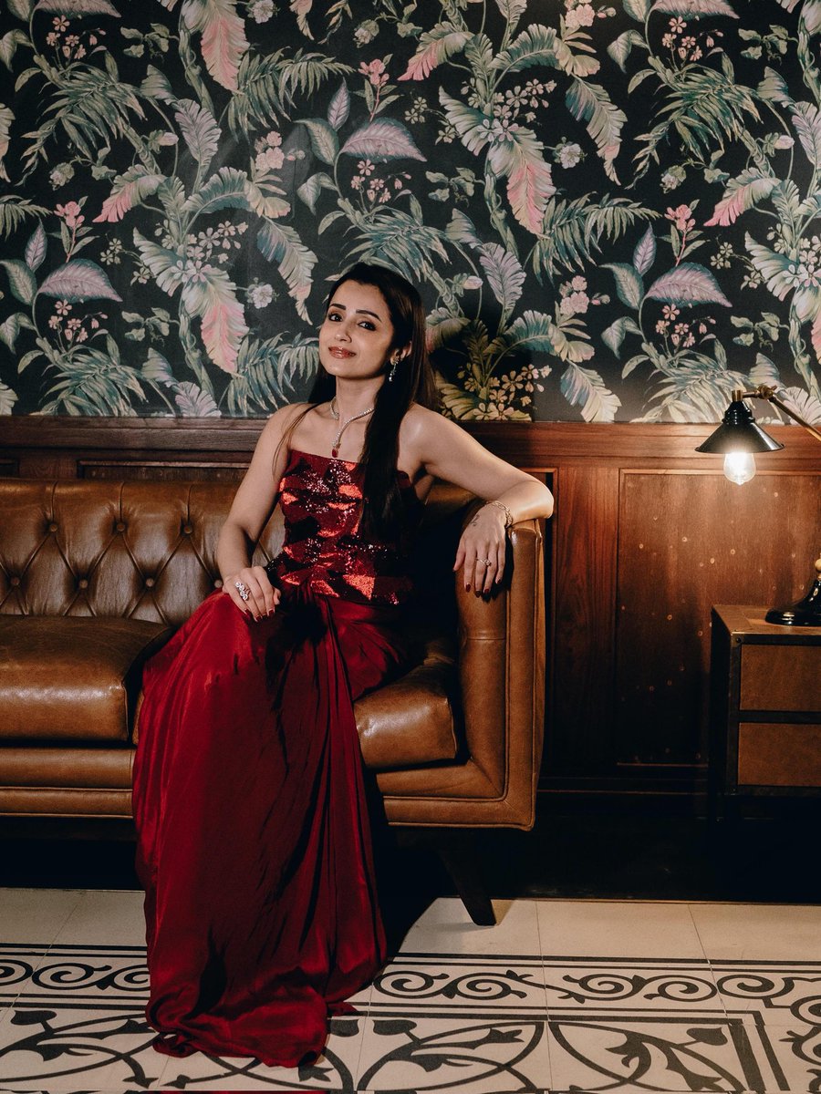 Trishianvenkat's tweet photo. Three pictures. One Queen. Endless elegance. 👑✨ @trishtrashers
No matter how many trends come and go,  remains timeless with grace, charm and that unmatched aura only she carries. ❤️🧿

#TrishaKrishnan #SouthQueenTrisha #Trishians #ForeverQueen #ElegancePersonified https://t.co/5W2LCze7Ym