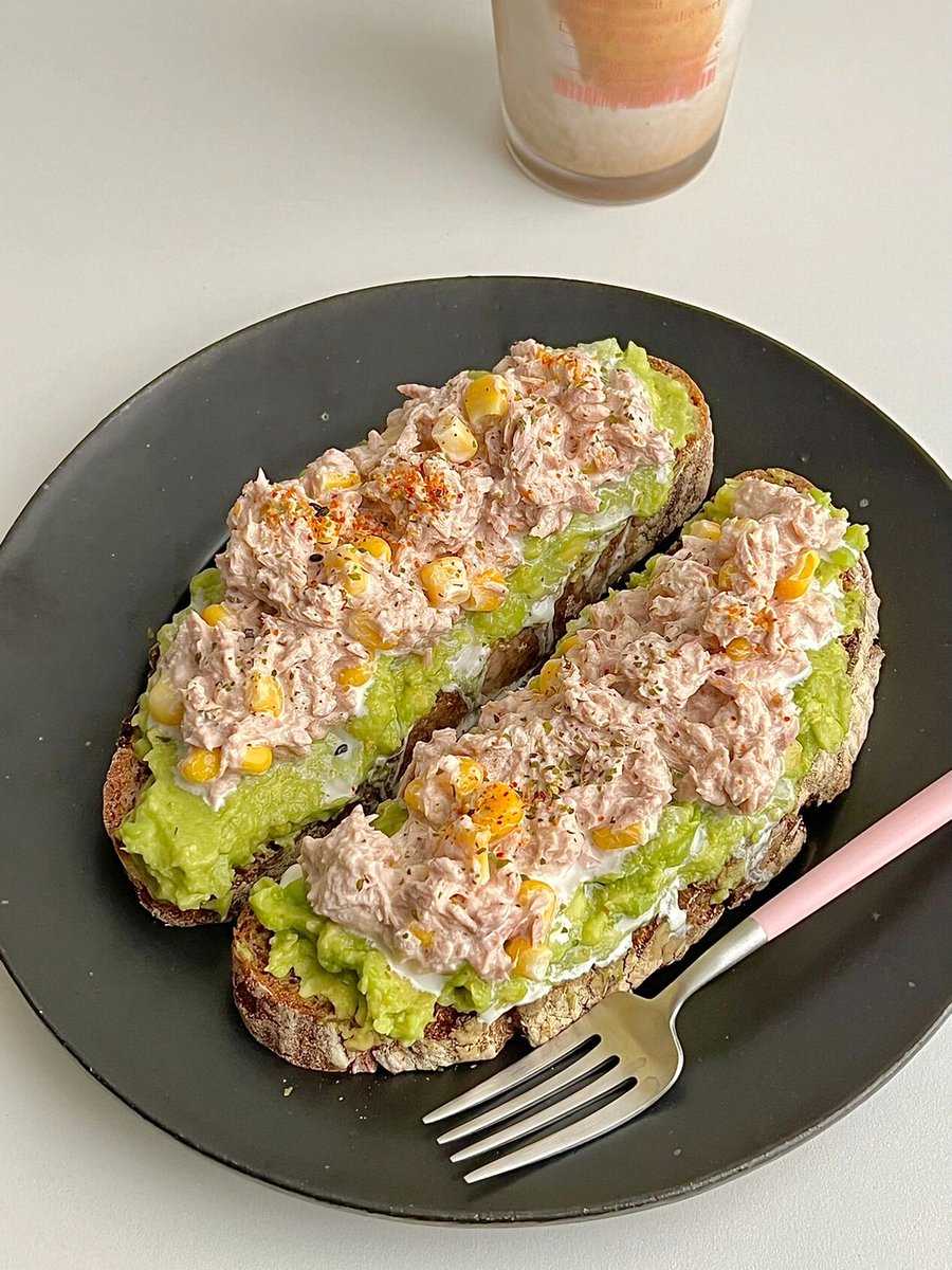 Locker1082's tweet photo. Just had the coziest weekend breakfast: buttery sourdough toast with smashed avocado, a sprinkle of chili flakes and a runny poached egg. Nothing beats this simple, satisfying start to the day https://t.co/hBPREGtYQe