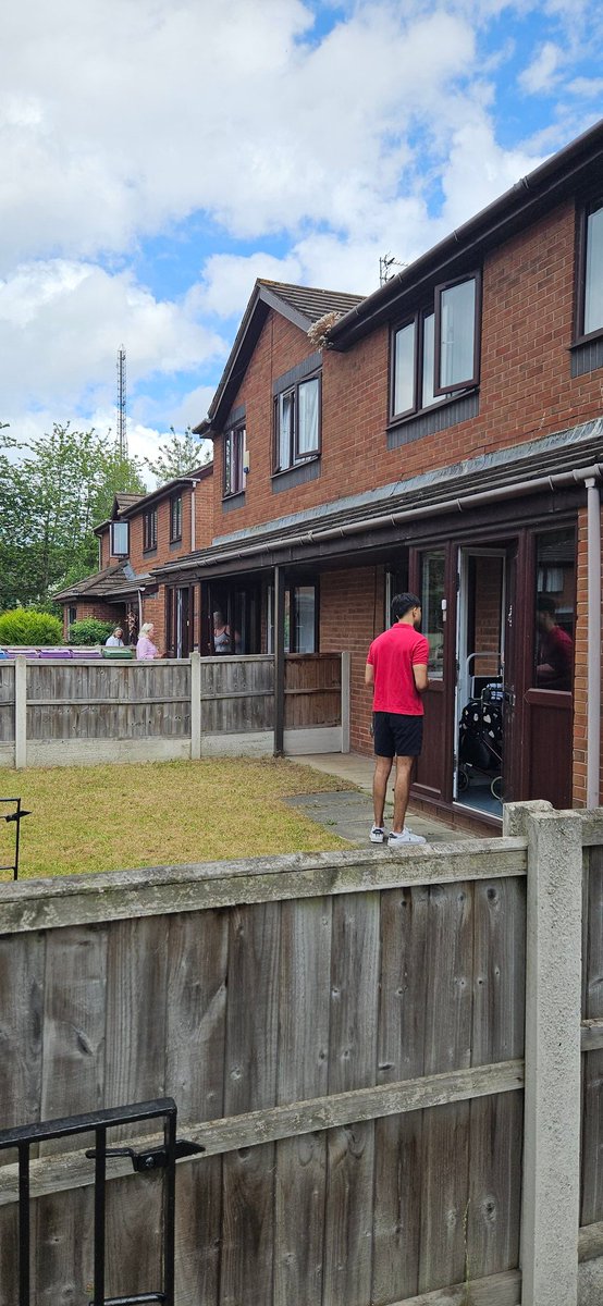 AnvawisEvent's tweet photo. Social media connects us, but conversations build communities. Door knocking, listening, and standing with residents. 🌹 @LiverpoolLabour @WestDerbyCLP @LabourNorthWest #LocalCampaign #YourVoiceMatters #OnTheDoorstep #StrongerTogether #community https://t.co/OSSEmWrJ2U