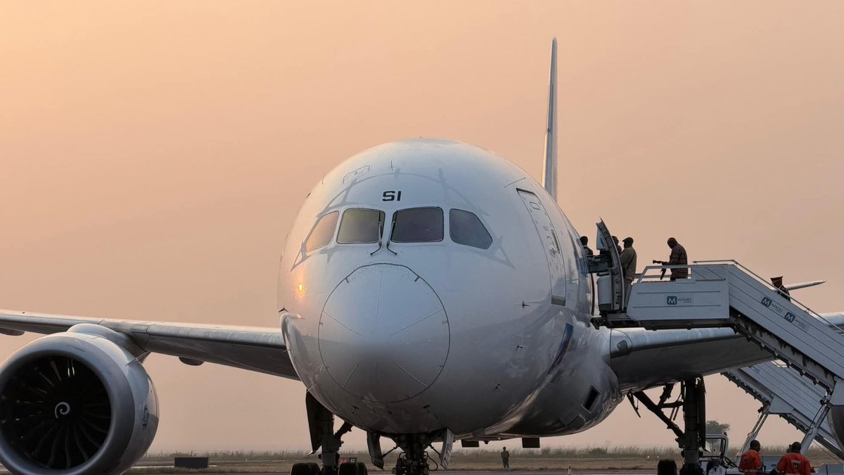 MTPRDC's tweet photo. Air Congo franchit une étape historique dans son développement aérien. Sous le regard du président F.Tshisekedi, un Boeing 787-800 a atterri ce mardi à l'aéroport international de N'djili, marquant une avancée majeure vers le rayonnement international de la compagnie nationale.🇨🇩 https://t.co/sRrt7HdOmE