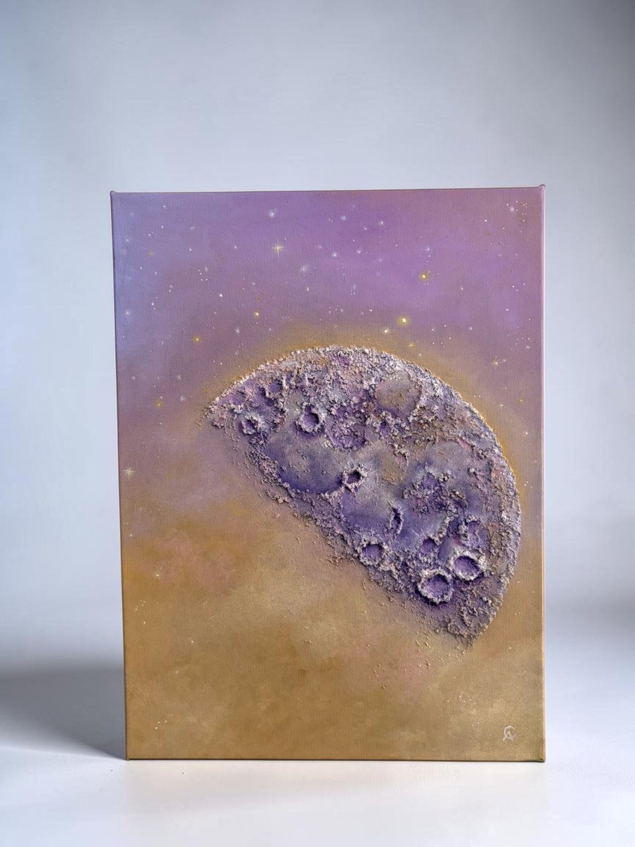 limon_Art_'s tweet photo. 🔮 ALQUIMIA LUNAR 🔮

Una pieza nacida del silencio del cosmos. El óleo y las texturas naturales se transmutan sobre el lienzo, esculpiendo los cráteres de una noche eterna donde el púrpura y los tonos cálidos se abrazan en un misterio irrepetible. Mística hecha arte. ✨

🎨
Esencia: Óleo y texturas naturales sobre lienzo.
Exclusividad: Pieza única original.
Medidas: 40x30x4cm. 
Precio: 130€ (+ 18€ de envío certificado con seguimiento a la península) 📦. 

📩 Si sientes su llamada, escríbeme un mensaje directo (DM) para reservarla.