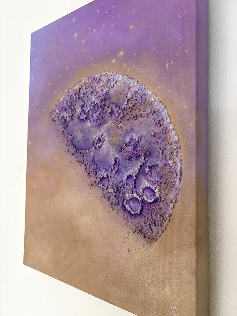 limon_Art_'s tweet photo. 🔮 ALQUIMIA LUNAR 🔮

Una pieza nacida del silencio del cosmos. El óleo y las texturas naturales se transmutan sobre el lienzo, esculpiendo los cráteres de una noche eterna donde el púrpura y los tonos cálidos se abrazan en un misterio irrepetible. Mística hecha arte. ✨

🎨
Esencia: Óleo y texturas naturales sobre lienzo.
Exclusividad: Pieza única original.
Medidas: 40x30x4cm. 
Precio: 130€ (+ 18€ de envío certificado con seguimiento a la península) 📦. 

📩 Si sientes su llamada, escríbeme un mensaje directo (DM) para reservarla.