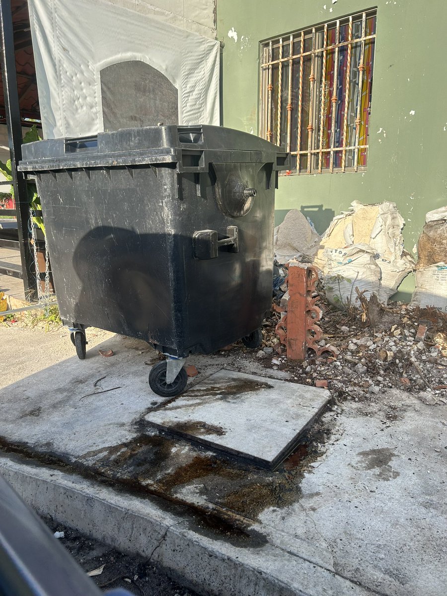 soskeruss's tweet photo. @AyuntaMerida @CeciliaPatronL un reporte en el Fracc los héroes , este registro está rebozando de grasa , tengo un reporte previo DC/800/2025 me atendió la señorita Anel Palomo Ramírez pero aún no obtengo respuesta , si me pueden apoyar , calle 164 x 166 diag es un negocio https://t.co/Mye3Eq3YYC