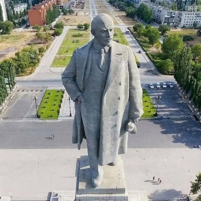 SovetskijSlova1's tweet photo. «Написанное Лениным – не архив, а арсенал. Когда наступает час битвы, мы листаем страницы его книг точно так, как перед атакой набиваем патронами пулеметные ленты».

– Айвор Монтегю, британский публицист, общественный деятель, кинорежиссёр. https://t.co/fm71grhy3A