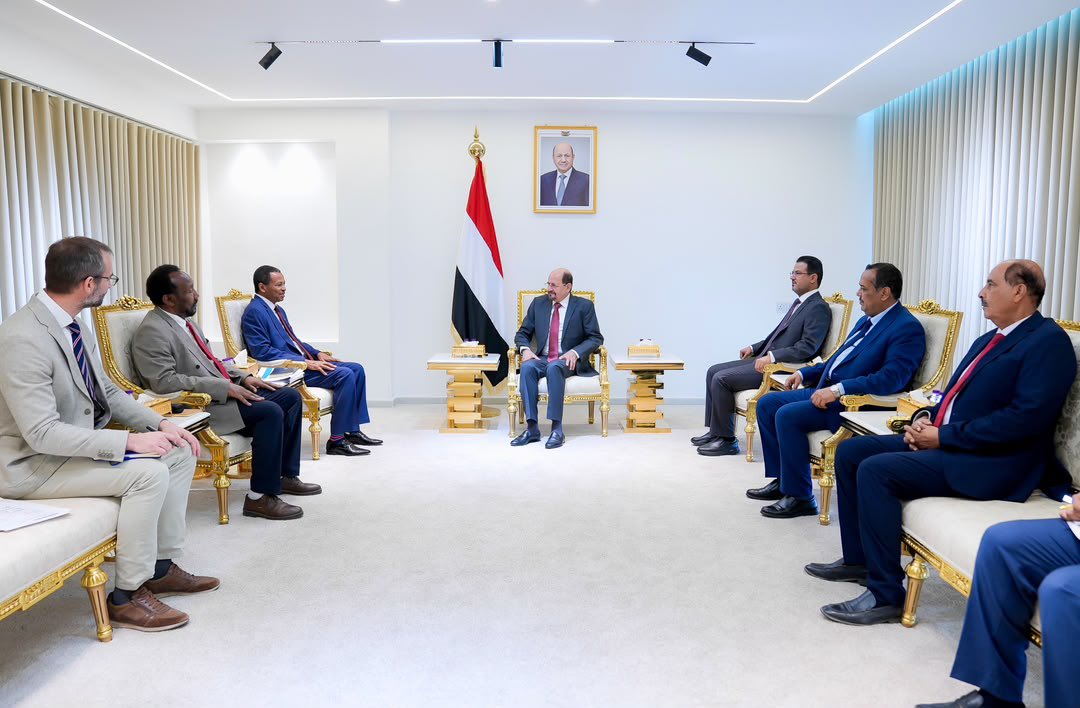 Yemen_PM's tweet photo. Prime Minister and Minister of Foreign Affairs and Expatriates Dr. @Shaya_Zindani emphasized the importance of close coordination between the government and the World Food Programme “@WFPYemen” to ensure that interventions align with urgent needs, enhance the efficiency and transparency of program implementation, and expand projects with sustainable impact, in order to achieve optimal benefit from international funding.