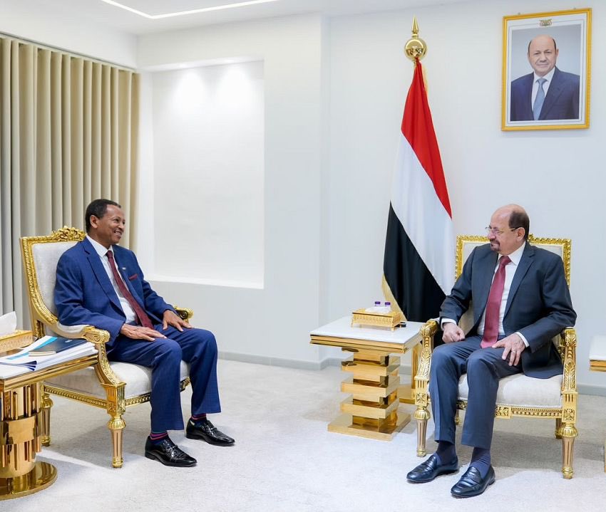 Yemen_PM's tweet photo. Prime Minister and Minister of Foreign Affairs and Expatriates Dr. @Shaya_Zindani emphasized the importance of close coordination between the government and the World Food Programme “@WFPYemen” to ensure that interventions align with urgent needs, enhance the efficiency and transparency of program implementation, and expand projects with sustainable impact, in order to achieve optimal benefit from international funding.