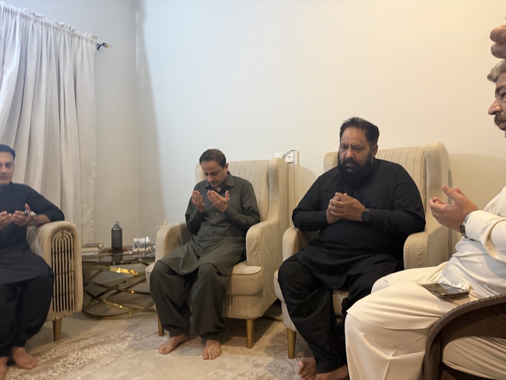 ChacharFayaz's tweet photo. Spokesperson to Chairman PPP and Mayor Karachi @murtazawahab1 offers condolences with bereaved family of Baluchistan incident https://t.co/IFwubbXqyM