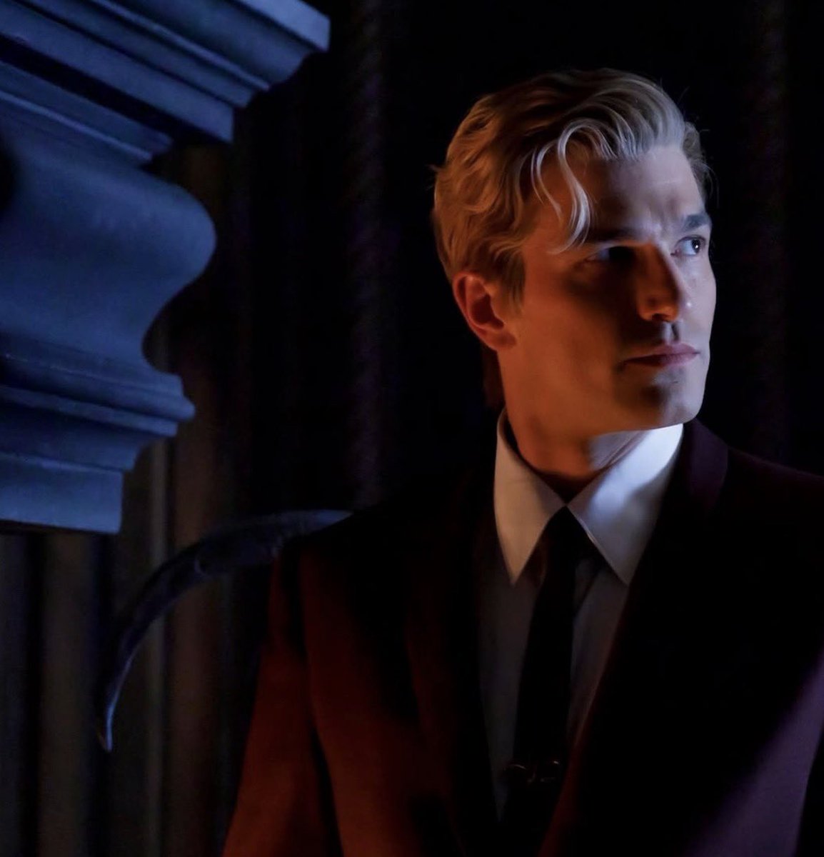 PopBase's tweet photo. First look at Paul Anthony Kelly in ‘AMERICAN HORROR STORY’ Season 13. https://t.co/WB5YnUcq6o