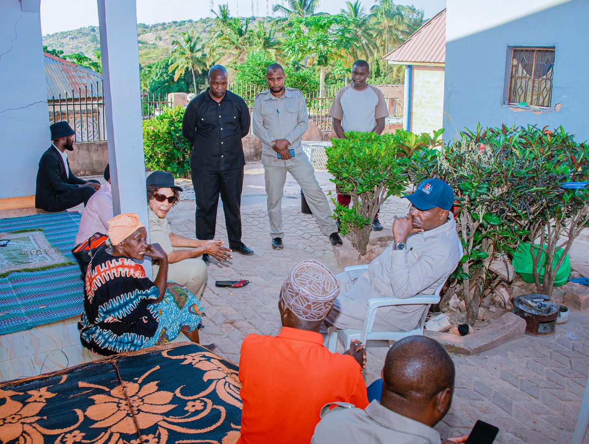 HecheJohn's tweet photo. Leo jioni nikiwa pamoja na Makamu Mwenyekiti wa chama Zanzibar, pamoja na wajumbe wa kamati kuu.

Tumefurahi kupata nafasi ya kutembelea na kumfanyia dua mama yetu Bi Shida Salum aliewahi kuwa mjumbe wa kamati kuu ya chama chetu.

Pia tumefika nyumbani na kuonana na familia ya marehemu Ally Kisara aliekua Mwenyekiti wa Chadema Mkoa wa Kigoma.

Mimi binafsi mama Shida alinipenda sana , mwaka 2009 alikuja Tarime akiongozana na marehemu Philip Magadula Shelembi. Mwaka  2010 kwenye kamati kuu ya chama aliunga mkono mimi kupitishwa kuwa mgombea ubunge wa Chama Tarime licha ya umri wangu mdogo wakati huo.

Endelea kupumzika kwa amani mama yetu, endelea kupumzika kwa amani Mwenyekiti Kisara.