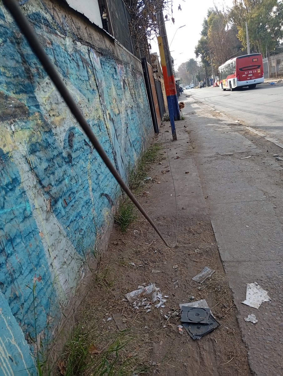 wuachimingo33's tweet photo. @EnelChile @Carabdechile @chvnoticias @MTTChile Hola quiero denunciar cables caídos en avenida lo campino con pasaje la ligua, no sé si tienen electricidad urgente vengan en quilicura https://t.co/FEUGlsXjJ8