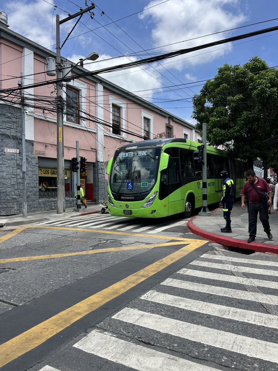 juanfervn's tweet photo. La @muniguate ataca de nuevo. 

Un transmetro parado encima del paso de cebra EN FRENTE de un agente de la PMT (que no hizo nada). Y después se pusieron brincones cuando vieron que tomé foto. https://t.co/3GpZkDeoVb